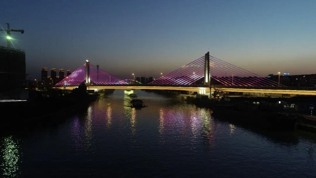 汽笛聲中白鷺飛，長虹托起夜明珠——共賞東塘大橋夜景